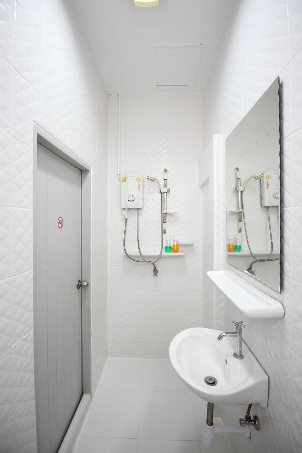 Oyo 435 Frame Residence Phuket Exteriör bild